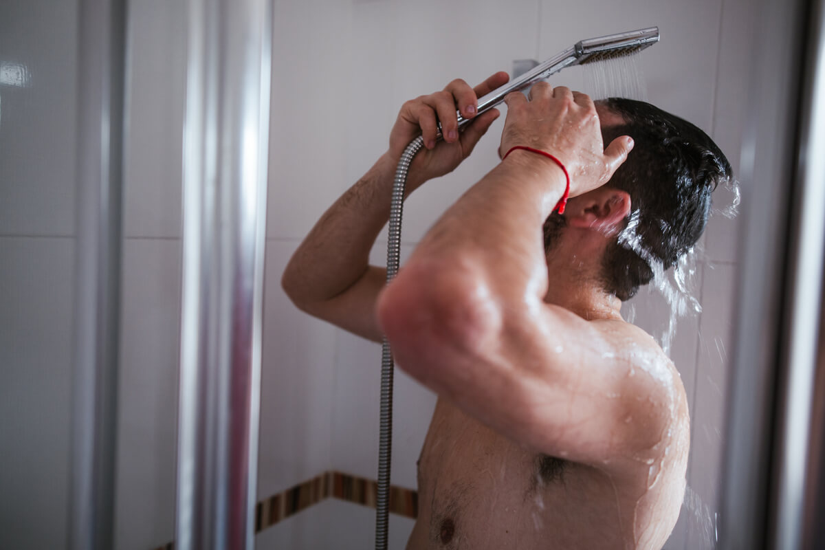 Mamparas de baño con tratamiento antical: cómo mantener el vidrio  transparente sin esfuerzo - Toldos Jaén