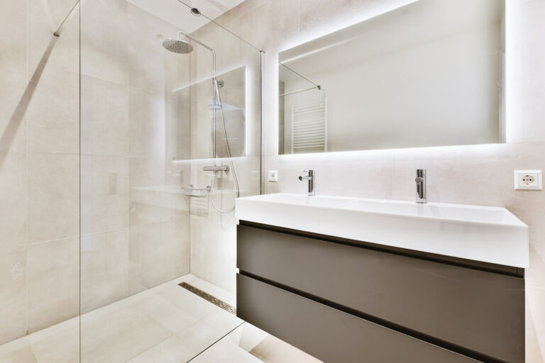 Mamparas de baño con efecto espejo