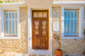 Cortina para puerta exterior: Protección y mantenimiento de la puerta de tu hogar