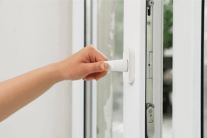 Instalación de estores en ventanas abatibles Consejos y recomendaciones